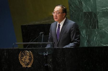 中国の張軍国連大使は５日、米英豪が極超音速兵器の開発などで連携を発表したことについて、ウクライナ紛争のような危機を他地域でも引き起こす恐れのある措置を取るべきでないとけん制した。写真は、２０２２年３月２４日に開催された国連特別総会で演説する同大使。（２０２２年　ロイター／Brendan McDermid）