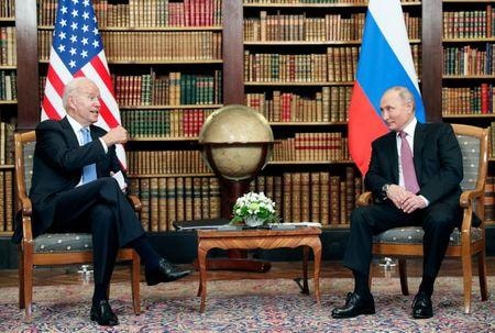 バイデン米大統領とロシアのプーチン大統領が、ジュネーブで首脳会談を行った。６月１６日撮影（２０２１年　ロイター／Sputnik/Mikhail Metzel/Pool via REUTERS）