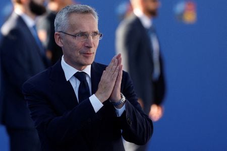 ＮＡＴＯのストルテンベルグ事務総長は、ウクライナがロシアとの長期戦に耐えられるよう、兵器供給の増加を巡り防衛産業と緊密に協力していると述べた。６月３０日、マドリードで撮影（２０２２年　ロイター/Susana Vera/File Photo）