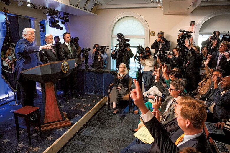 トランプは記者会見で違憲判決に賛成した判事を「国の恥」と批判した（2月20日）　YURI GRIPASｰPOOLｰSIPA USAｰREUTERS