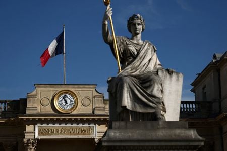 １０月１４日、フランスの独立した財政評価機関である財政高等評議会は政府の２０２６年度予算案は楽観的な経済見通しに基づくと指摘し、緊縮財政策は目標を達成できないか、実行に移されない可能性があるとの見解を示した。仏議会前で７日撮影（２０２５年　ロイター/Stephane Mahe）