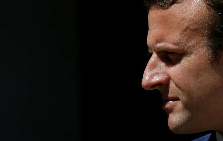 ７月２３日、同日公表された世論調査によると、フランスのマクロン大統領（写真）の支持率が前月から１０％ポイント下落し、就任したばかりの仏大統領としては１９９５年以来の大幅な下落率となった。１８日撮影（２０１７年　ロイター/Gonzalo Fuentes）