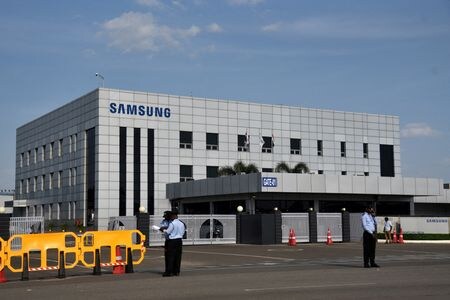 インド南部タミルナド州の州都チェンナイ近郊にある韓国サムスン電子工場のストライキに関連して、インド警察当局は１日、街頭で抗議活動を組織したとして労働者と組合員計約６００人を拘束したと発表した。９月撮影（２０２４年　ロイター/Stringer）
