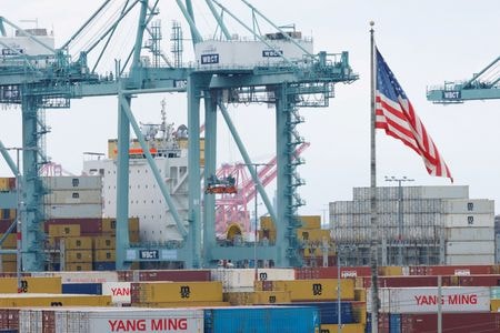 　トランプ米政権は６日、中国の造船業および海上物流分野での支配的地位を巡って交渉を進める方針を表明した。写真は５日、カリフォルニア州サンペドロのロサンゼルス港で撮影（２０２５年　ロイター／Mike Blake）