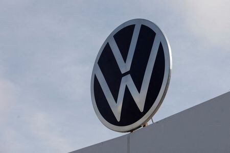 ３月２２日、ドイツ自動車大手フォルクスワーゲン（ＶＷ）のスペイン子会社、セアトのウェイン・グリフィス会長は、スペインの２工場で２０２５─３０年に小型電気自動車（ＥＶ）３００万台を生産する計画を明らかにした。写真は同社のロゴマーク。メキシコ・プエブラの工場で２０２２年８月撮影（２０２３年　ロイター/Imelda Medina）