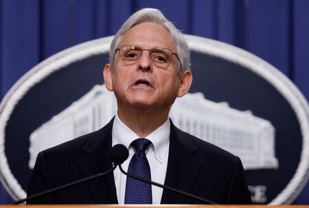 ガーランド米司法長官は、トランプ前大統領が退任間際にホワイトハウスから違法に記録を持ち出したかどうかを調査するため、ＦＢＩがフロリダ州パームビーチにあるトランプ氏の邸宅「マールアラーゴ」を家宅捜索したことを認めた。写真は１１日、ワシントンで撮影（２０２２年　ロイター/Evelyn Hockstein）