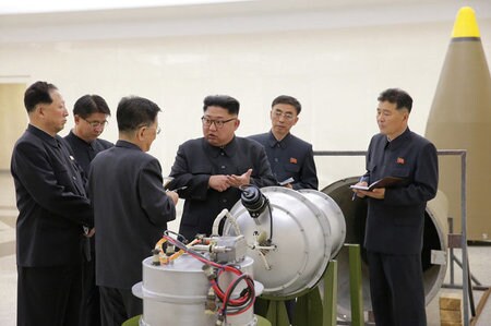 　９月３日、北朝鮮が水爆実験に成功したと発表したことは、米国を射程圏に入れる核ミサイルを開発するという最終目標に向けた大きな前進だ、と複数の専門家が話している。写真はＫＣＮＡが３日配信した、核研究施設を視察する金正恩氏（２０１７年　ロイター）
