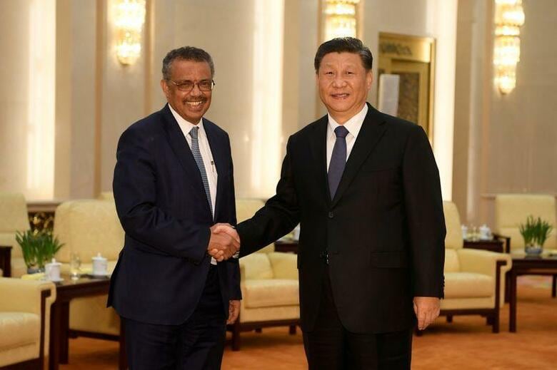 1月に中国の習主席(右)らと会談したテドロス氏(左)は、インフルエンザに似た感染症に関する彼らの知識や、封じ込めに向けた取り組みに感銘を受けた。だがこの時点で、すでに中国では新型コロナウイルスで多数の死者が発生し、国外へも拡散し始めていた。写真は北京で代表撮影(2020年　ロイター)