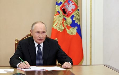 2025年10月31日、ロシアのモスクワで、安全保障理事会のメンバーとのビデオ会議の議長を務めるロシアのプーチン大統領。Sputnik/Alexey Babushkin/Pool via REUTERS