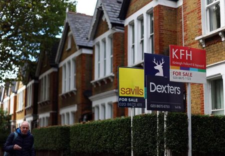 　英住宅金融ハリファクスが７日発表した１１月の国内住宅価格は前月比２．３％低下と、２００８年１０月以来の大幅下落となった。写真はロンドンで９月に撮影（２０２２年　ロイター／Hannah McKay）