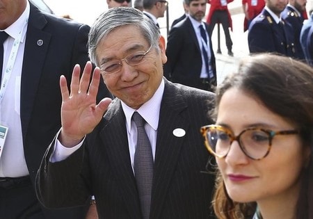 　５月１２日、黒田東彦日銀総裁（中央）は、７カ国財務相・中央銀行総裁会議（Ｇ７）に出席するため訪問中のイタリア・バリで、多額の不良債権を抱えるイタリアの銀行問題について、欧州の金融システム全体に影響を与えるリスクは大きくない、との認識を示した。記者団に語った。写真はイタリア・バリで撮影（２０１７年　ロイター／Alessandro Bianchi）