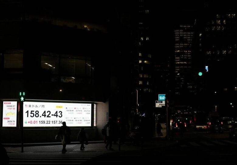写真は為替レートを表示するスクリーン。1月23日、都内で撮影。REUTERS/Kim Kyung-Hoon