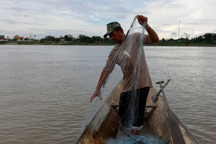漁獲量の減少が下流域の漁民に及ぼすダメージは大きい（メコン川で漁をするタイの漁民）　Soe Zeya Tun-REUTERS