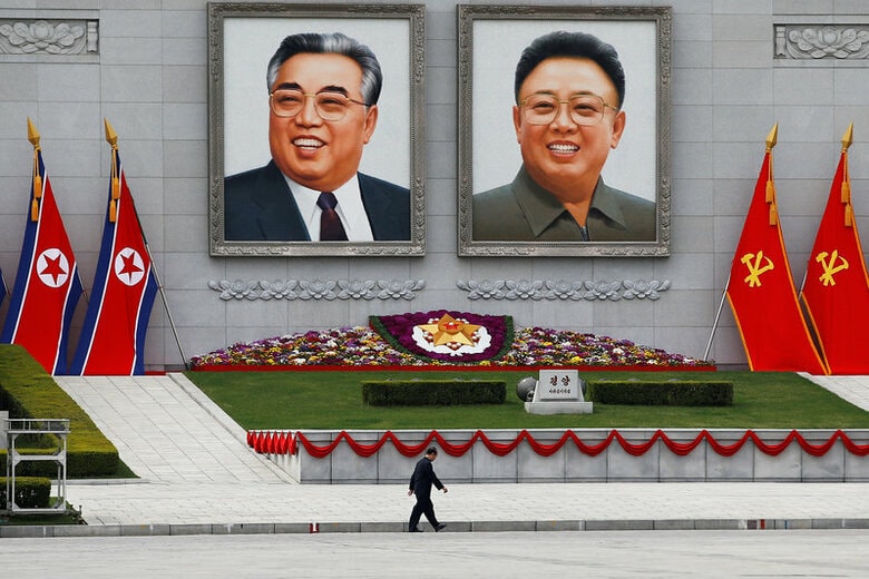 ８月１１日、米朝間で核戦争の危機が高まるなか、スウェーデンが、北朝鮮との特別な関係を利用して、「仲介役」として働くことは果たして可能なのだろうか。写真は、北朝鮮の故金日成主席と金正日総書記の肖像画。平壌で４月撮影（２０１６年　ロイター/Damir Sagolj）