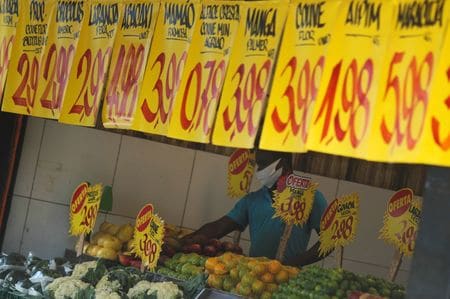 ブラジル地理統計院が１２日発表した４月の消費者物価指数（ＣＰＩ）は前年同月比４．１８％と、前月の４．６５％から鈍化し、２０２０年１０月以来の低い伸びとなった。写真はリオデジャネイロのマーケット。２１年撮影。（2023年 ロイター/Ricardo Moraes）
