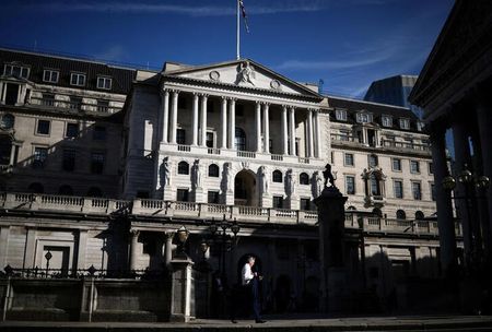 　モルガン・スタンレーとバンク・オブ・アメリカ（ＢｏｆＡ）は、イングランド銀行（ＢＯＥ、英中央銀行）が１１日の会合で金融引き締め策を継続する姿勢を示したことから、中銀が６月の会合で２５ｂｐの追加利上げを決めると予想している。写真はロンドンの英中銀前で１１日撮影（２０２３年　ロイター／Henry Nicholls）