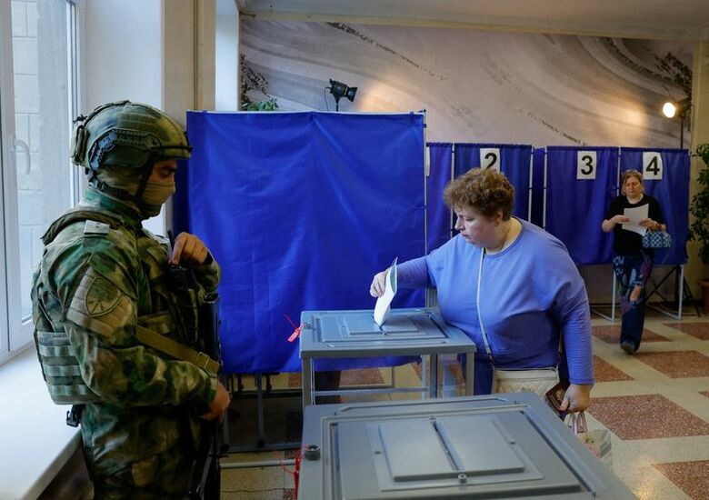 ロシア下院選の投票所。ウクライナ東部ドネツク州のロシア支配地域で１８日撮影。REUTERS/Alexander Ermochenko