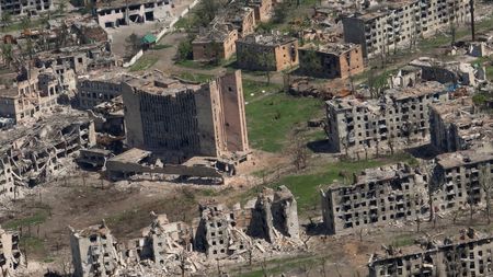 ウクライナの兵士がロシア軍への攻撃に北朝鮮製ロケット弾を使用していると、英紙フィナンシャル・タイムズ（ＦＴ）が７月２９日報じた。６月公開のバフムトの動画の一部（２０２３年　93rd Kholodnyi Yar Brigade/Handout via REUTERS/File Photo）