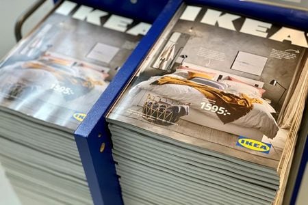 　スウェーデンの家具大手イケアは、７０年の歴史を持つ年間商品カタログ（写真）の発行を終了すると発表した。顧客がオンライン販売に移行しているため。写真は５日、ストックホルム郊外の店舗に置かれたカタログ（２０２０年　ロイター／Anna Ringstrom）