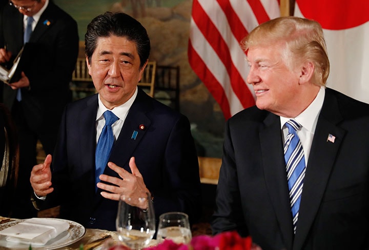 安倍首相はこれまでトランプ大統領との親密ぶりをアピールしてきたが　Kevin Lamarque-REUTERS