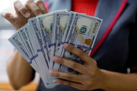 　１月２７日、正午のドル／円は、２４日のニューヨーク市場午後５時時点に比べ、ドル安／円高の１０８．９２／９４円。写真はジャカルタで２０１８年１０月撮影（２０２０年　ロイター／Beawiharta）