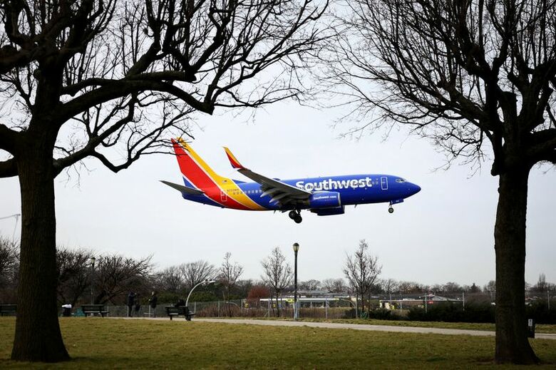 写真はサウスウエスト航空のジェット機。2023年1月、ニューヨークのラガーディア空港で撮影。REUTERS/Mike Segar