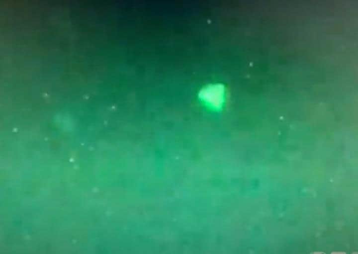 サンディエゴ沖でミサイル駆逐艦ラッセルからピラミッド形の物体が撮影された...... 　Jeremy Corbell/YouTube