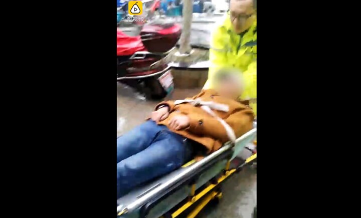 下半身が動かなくなりネットカフェから運び出される男性　Pear Video/Screenshot