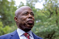 「政治的魔女狩り」「法律戦の犠牲者」...なぜNY市長の起訴にトランプ支持者が怒るのか？