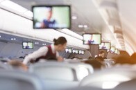 客室乗務員に頭突き...機内で暴れる泥酔客が結束バンドで拘束される瞬間