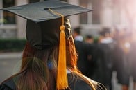 どの学部の卒業生が「最も稼いでいる」のか？ 学位別「年収ランキング」を発表