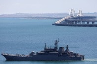 【写真】ロシア黒海艦隊、「地面に船の絵」を描いて敵のドローンをかく乱する「偽装」作戦...衛星写真で判明
