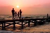 家族旅行で学校を休んでも欠席にならない「たびスタ」制度の導入を