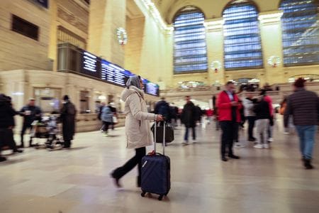 米国では２３日の感謝祭に向け、過去最高に近い５５００万人余りの人々が帰省などで国内を移動する見通しだ。ただ東海岸では激しい雷雨が予想され、交通に支障が出るとみられる。写真は米ニューヨークのグランド・セントラル駅で感謝祭休暇を前に移動を始める人々で２１日に撮影（２０２３年　ロイター／Brendan McDermid）