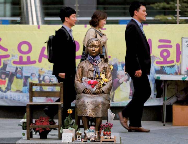 韓国ソウルの日本大使館前には元慰安婦への謝罪と賠償を求める「平和の少女像」が　Kim Kyung Hoon-REUTERS