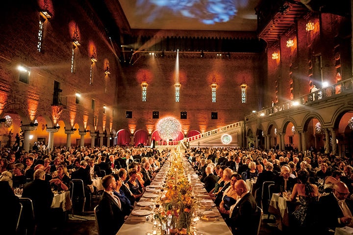 昨年12月の授賞式後の晩餐会。女性やマイノリティーの姿は見当たらない　ALEXANDER MAHMOUD/NOBEL MEDIA