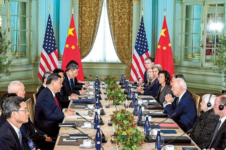 11月15日に行われた米中首脳会談で対面したバイデンと習近平　XINHUA/AFLO