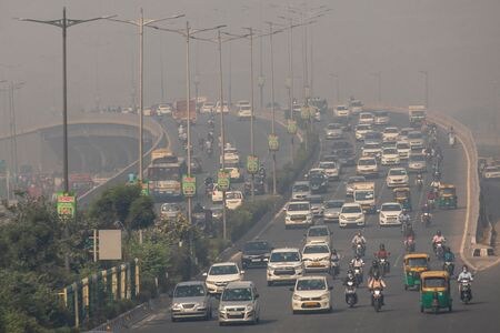 インド自動車販売店協会連合（ＦＡＤＡ）が６日発表した２月の国内自動車小売販売は前年比１６％増の約１８０万台だった。２０２０年１０月、ニューデリー（２０２３年　ロイター／Danish Siddiqui）