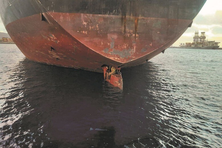 オイルタンカーの舵の上で3人の密航者が発見された　SALVAMENTO MARITIMO/HANDOUT-REUTERS