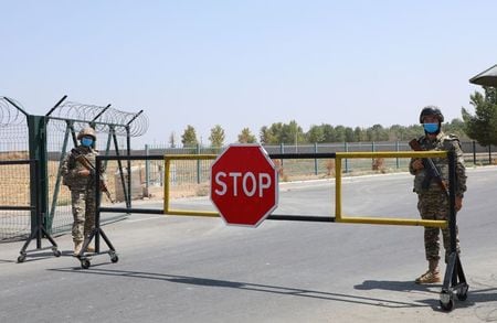 ８月１６日、ウズベキスタン国防省はアフガニスタンから不正に越境しようとしたアフガン軍機を１５日にウズベク領内で撃墜したと明らかにした。写真は８月１５日、ウズベキスタンとアフガニスタンの国境で（２０２１年　ロイター／Abror Kurbonmuratov）