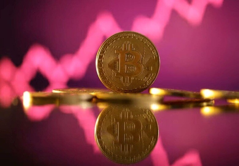 暗号資産（仮想通貨）ビットコインが１１月２１日に１０万ドルの大台に迫った。トランプ次期米政権が暗号資産に友好的な規制環境を整備するとの期待が高まっている。２０２３年１０月撮影のイメージ写真（２０２４年　ロイター/Dado Ruvic/Illustration）