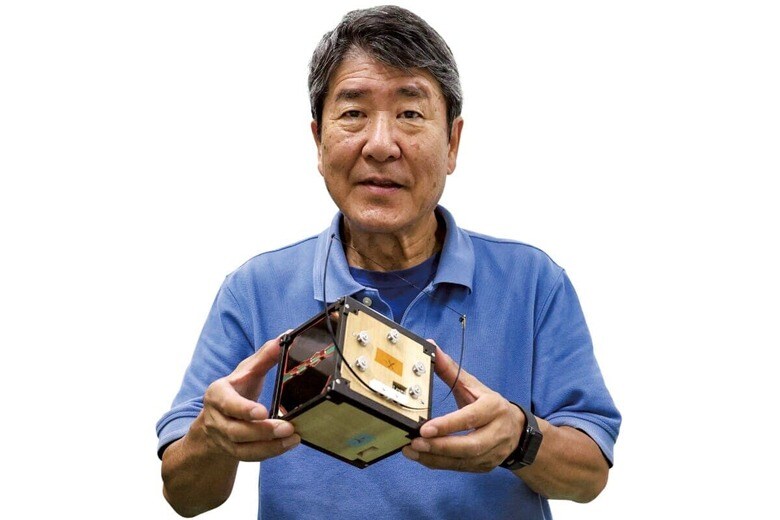 リグノサットの模型を手にした土井。増え続ける人工衛星が残していくごみが緊急の課題に　IRENE WANGｰREUTERS