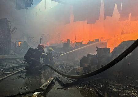 　ウクライナ当局は５月２６日、北東部ハリコフ市の大型商業施設が前日にロシア軍の誘導爆弾２発で攻撃されたことについて、少なくとも１４人が死亡し、数十人が負傷したことを明らかにした。２５日撮影（２０２４年　ロイター/Vitalii Hnidyi）