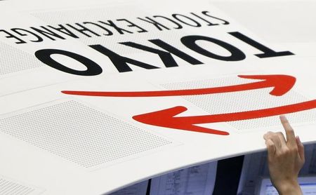 　６月１９日、寄り付きの東京株式市場で日経平均は、前営業日比６２円６１銭高の３万３７６８円６９銭と、小幅に続伸してスタートした。写真は２０１４年４月、東京証券取引所で撮影（２０２３年　ロイター/Issei Kato）