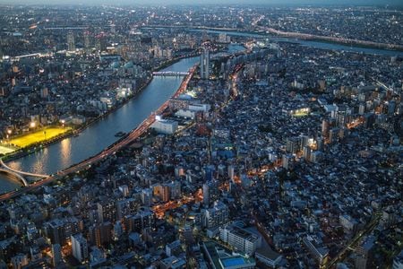 　１０月３日、最低賃金より高い「生活賃金」の支払いを約束する日本企業が増え始めた。写真は２０２１年８月、都内のスカイツリーから撮影（２０２５年　ロイター/Marko Djurica）