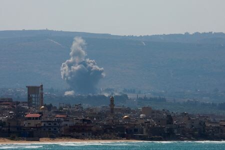 国連のトゥルク人権高等弁務官の報道官は２４日ジュネーブで会見し、イスラエル軍とレバノンのイスラム教シーア派組織ヒズボラの戦闘について、これ以上の激化を防ぐため、影響力のある国・組織が外交努力に全力を尽くすべきだと述べた。写真はレバノン南部で上がる黒煙（２０２４年　ロイター/Aziz Taher）