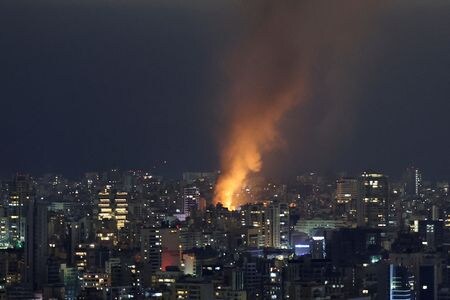 イスラエル軍は１０日夜、レバノンの首都ベイルート中心部に新たな空爆を行った。写真は１０日、レバノンのシンエルフィルから撮影（２０２４年　ロイター/Amr Abdallah Dalsh）