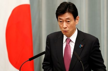 　１２月２３日、西村康稔経産相（写真）は閣議後会見で、金融庁や財務省と共に経営者保証改革プログラムを策定したことを明らかにした。起業時の経営者保証を不要とする信用保証制度を近日中に創設する。２０２０年９月、都内で撮影（２０２２年　ロイター／Kim Kyung-Hoon）