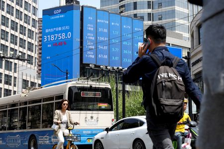 中国国家発展改革委員会（発改委）の鄭柵潔主任は２４日、政府投資の構造を改善し、民生分野への投資比率を高めていくと述べた。上海で４月に撮影（２０２５年　ロイター/Go Nakamura）