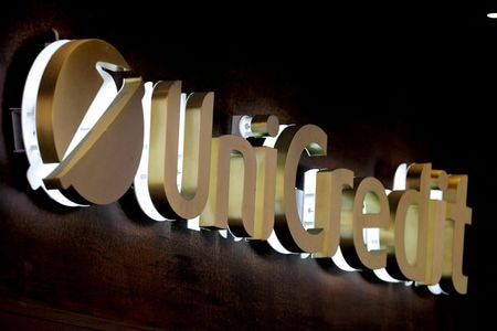 イタリアの銀行大手ウニクレディトは１８日、欧州顧客のアジア太平洋事業向けの基本的な銀行サービスの提供を終了すると明らかにした。写真は２０１７年６月撮影（２０２２年　ロイター／Stefano Rellandini）